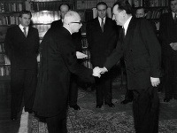Na snímke predseda vlády Klement Gottwald (vpravo) skladá sľub do rúk prezidenta Edvarda Beneša 27. februára 1948 na Pražskom hrade. Na snímke predseda vlády Klement Gottwald (vpravo) skladá sľub do rúk prezidenta Edvarda Beneša 27. februára 1948 na Pražskom hrade.