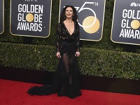 Odvaha jej nechýba! Reč je o 48-ročnej Catherine Zeta-Jones, ktorá si obliekla jeden z najdráždivejších outfitov večera. Priesvitný materiál a hlboký výstrih tvoria poriadne sexi kombináciu. 