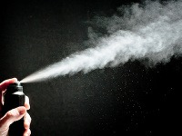 Neznámy páchateľ auto popísal a prepichol mu pneumatiky. (ilustračná foto) Neznámy páchateľ auto popísal a prepichol mu pneumatiky. (ilustračná foto)