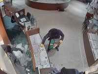 Megalúpež v bratislavskom klenotníctve na Panskej ulici Megalúpež v bratislavskom klenotníctve na Panskej ulici