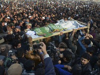 Ľudia v Pakistane demonštrujú a vyjadrujú svoje rozhorčenie. Brutálna vražda malého dievčatka otriasla celým svetom.