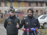 Tibor Gašpar a Robert Kaliňák v rómskej osade v Krompakoch. Tibor Gašpar a Robert Kaliňák v rómskej osade v Krompakoch.