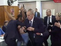 Miloš Zeman a útočiaca aktivistka s holými prsiami 