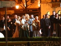 Prominentní hostia čakali pred historickou budovou Slovenského národného divadla.