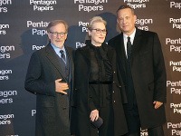 Meryl Streep s kolegom Tomom Hanksom a režisérom Stevenom Spielbergom. 