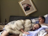 László (Andy Kraus) a František (Peter Marcin) skončili po prehýrenej noci v jednej posteli.