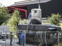 Policajti prehľadávajú súkromnú dánsku ponorku