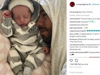 Enrique Iglesias so svojím dieťatkom. 
