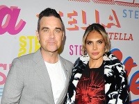 Spevák Robbie Williams s manželkou Aydou. 