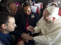 Pápež František zosobášil letušku a stevarda priamo na palube lietadla.