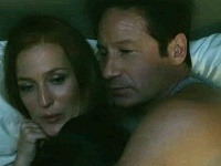 Fox Mulder a Dana Scullyová spolu skončili v posteli. 