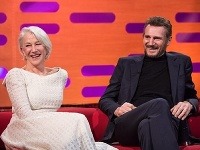 Helen Mirren a Liam Neeson sa stretli pred kamerami televíznej šou. 