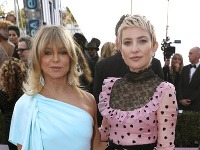 Goldie Hawn a Kate Hudson na červenom koberci. Goldie Hawn a Kate Hudson na červenom koberci.