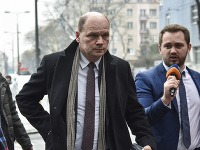 Na snímke Juraj L. (uprostred) po pojednávaní v prípade po pojednávaní v prípade platinových sít Na snímke Juraj L. (uprostred) po pojednávaní v prípade po pojednávaní v prípade platinových sít