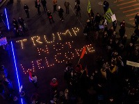 Vyše tisíc ľudí sa v utorok zhromaždilo v centre švajčiarskeho mesta Zürich, kde demonštrovali proti účasti amerického prezidenta Donalda Trumpa