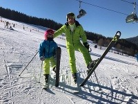 Fedor Flašík s vnučkou Chloe na lyžiach.
