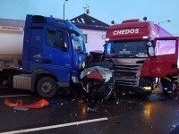 V stredu krátko po pol piatej popoludní riešili všetky záchranné zložky dopravnú nehodu troch kamiónov, dodávkového automobilu a troch osobných motorových vozidiel. V stredu krátko po pol piatej popoludní riešili všetky záchranné zložky dopravnú nehodu troch kamiónov, dodávkového automobilu a troch osobných motorových vozidiel.
