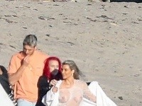 Kim Kardashian sa na pláži pretŕčala s obnaženými prsiami. 