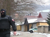 V dome Ernesta Valka vykonáva polícia rekonštrukciu vraždy. V dome Ernesta Valka vykonáva polícia rekonštrukciu vraždy.