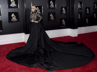 Lady Gaga sa predviedla na červenom koberci v róbe od Armaniho, ktorej dominovala obrovská taftová sukňa.