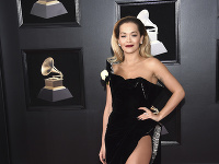 Rita Ora má rada provokatívne outfity a výrazné líčenie. 