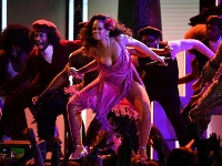Rihanna sa pózovaniu na červenom koberci vyhla. Účinkovala však na pódiu, kde sa poriadne odviazala. Nechýbalo veľa a z výstrihu jej takmer vypadol prsník. 