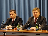 František Kašický (vľavo) ešte ako minister obrany s Robertom Ficom.