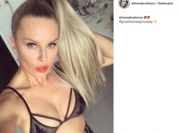 Simona Krainová je tiež dvojnásobnou mamou. Jej Instagram je ale aj napriek vyzretému veku stále plný necudných záberov.