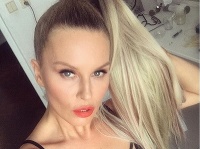 Modelka Simona Krainová sa na exotickej dovolenke nevyhla fyzickej práci. Modelka Simona Krainová sa na exotickej dovolenke nevyhla fyzickej práci.