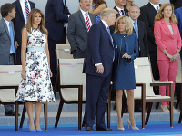 Donald Trump, vľavo jeho manželka Melanie