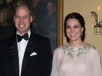 Princ William a Kate pózovali fotografom s úsmevom na tvári. 
