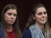 Dve z troch dcér, ktoré lekár sexuálne zneužíval - Lauren (vľavo) a Madison