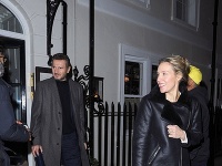 Liam Neeson si vyšiel na večeru s milenkou Freyou. Spoločnosť im robili aj paparazzi. 