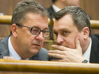 Na snímke vľavo podpredseda NR SR Martin Glváč (Smer-SD) a vpravo predseda NR SR Andrej Danko (SNS) počas 26. schôdze NR SR, 6. februára 2018 v Bratislave.