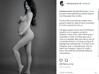 Tehotná Laura Carter pózovala pred objektívom celkom nahá. 