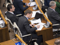 Na snímke uprostred poslanec NR SR Igor Matovič Na snímke uprostred poslanec NR SR Igor Matovič