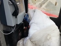 Stephen sa krčí pod perinou v búdke Stephen sa krčí pod perinou v búdke