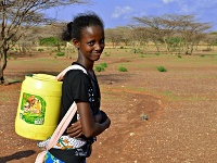 Miestne ženy a dievčatá nosia vodu aj na chrbte.