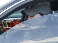 Lara Flynn Boyle pila za volantom auta. 