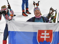 Na snímke slovenská biatlonistka Anastasia Kuzminová drží slovenskú vlajku v cieli po zisku zlatej olympijskej medaily