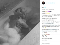 Christina Aguilera sa so svetom podelila o provokatívne fotky z vane. 