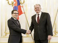 Andrej Kiska (vpravo) odovzdal poverovacie listiny vedúcemu diplomatickej misie v Španielskom kráľovstve Jaroslavovi Blaškovi 