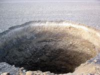 Kráter s priemerom 11 metrov a hĺbkou vyše 35 metrov, ktorý vznikol nad miestom, kde došlo k prievalu bahna.