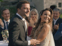 Daniela Nízlová a Marek Geišberg si zahrajú novomanželský pár. 