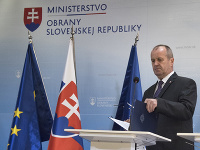 Na snímke minister obrany SR Peter Gajdoš počas tlačovej konferencie na tému vrtuľníky Mi-17 Na snímke minister obrany SR Peter Gajdoš počas tlačovej konferencie na tému vrtuľníky Mi-17