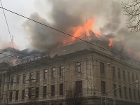 V Košiciach horí budova daňového úradu. V Košiciach horí budova daňového úradu.