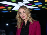 Na premiére markizáckeho seriálu Milenky sa objavila aj redaktorka Veronika Cifrová Ostrihoňová.