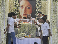 Telo obľúbenej herečky Sridevi Kapoor bolo vystavené v špeciálnom návese. 
