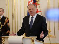 Prezident Andrej Kiska prichádza počas vyhlásenia k aktuálnej politickej situácii v Prezidentskom paláci.