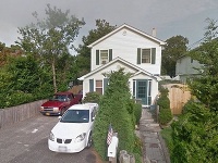 Bajraktar býva v tomto dome na Long Islande s matkou a jej tretím manželom.